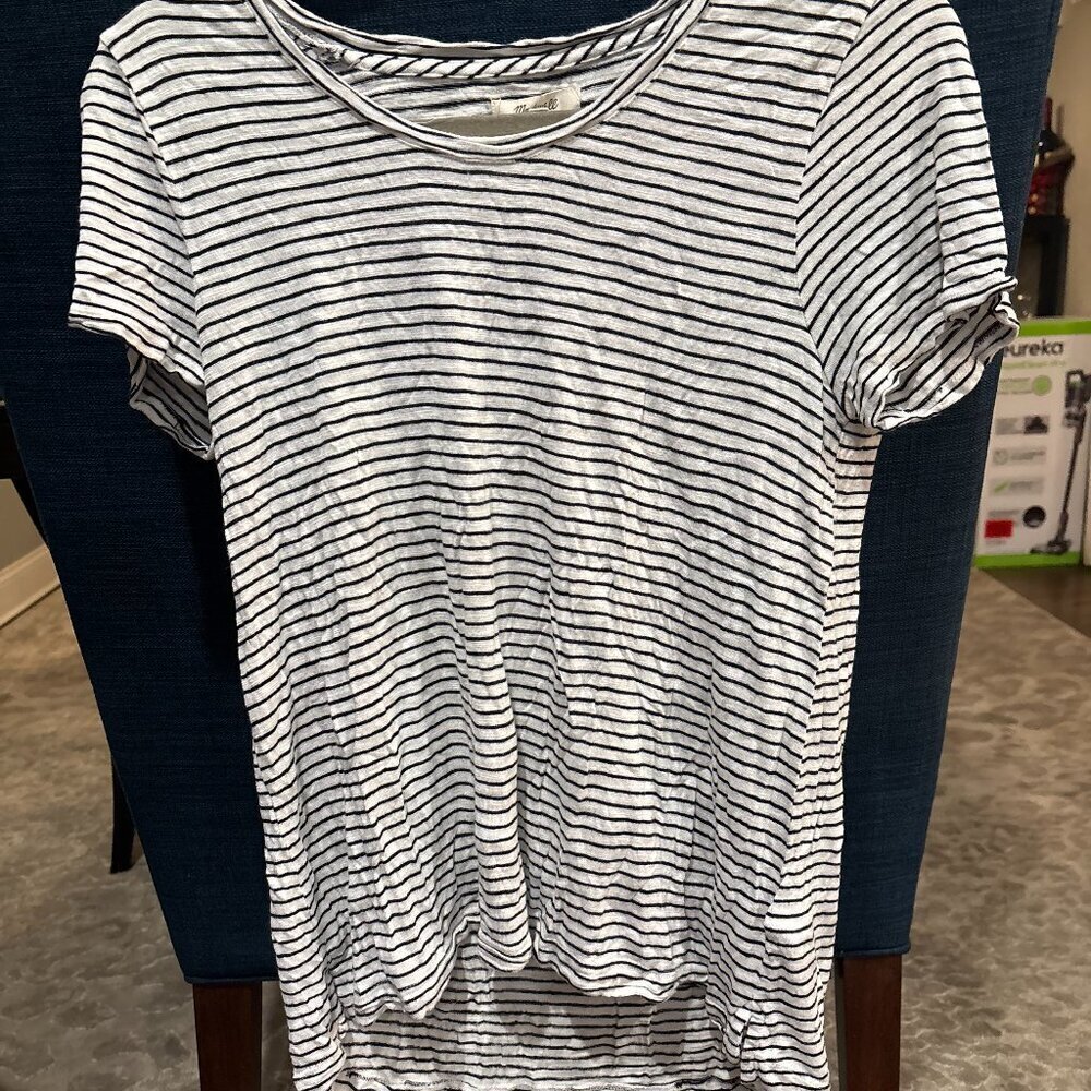 Madewell dark navy and white medium tee shirt 💫